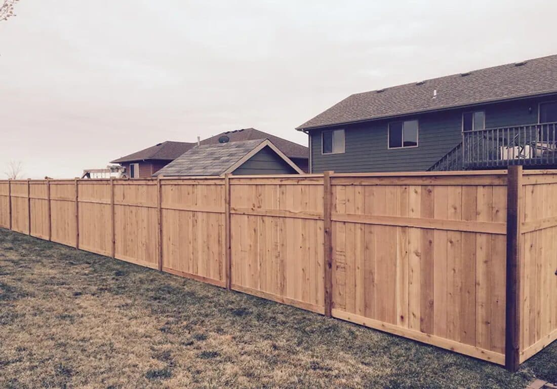 Extraordinaire Fence - 6' Flat Top Panel + Midrail install in Sioux Falls
