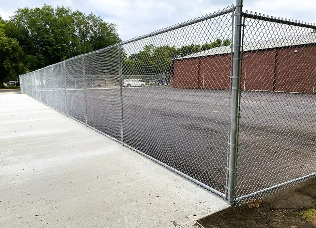 Extraordinaire Fence - 8' Galvanized Chain Link install in Sioux Falls