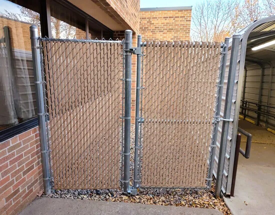 Extraordinaire Fence - Chain Link with Tan Slats install in Sioux Falls