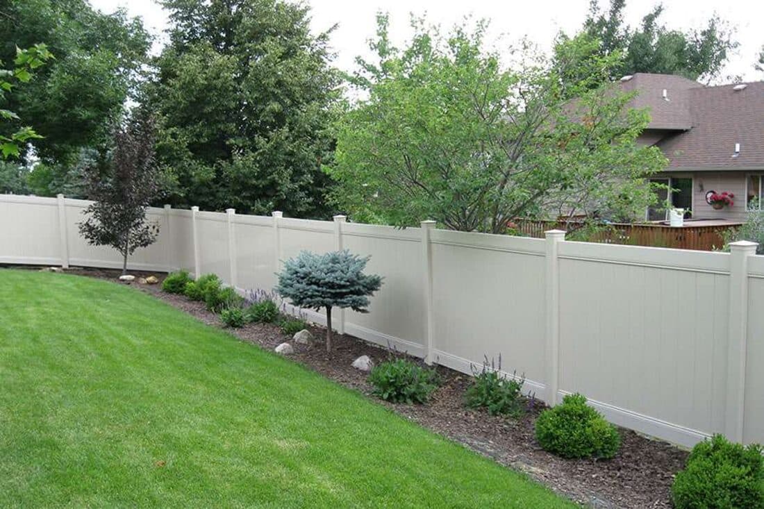 Extraordinaire Fence - Vinyl Privacy install in Sioux Falls